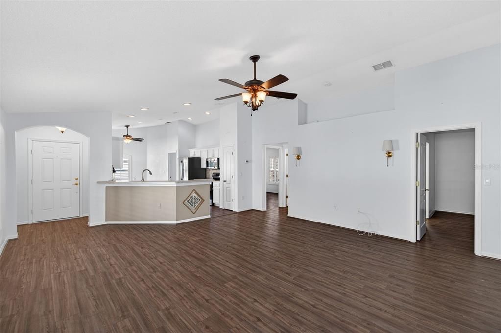 For Sale: $325,000 (2 beds, 2 baths, 1280 Square Feet)