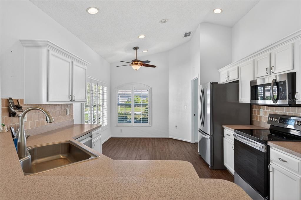 For Sale: $325,000 (2 beds, 2 baths, 1280 Square Feet)