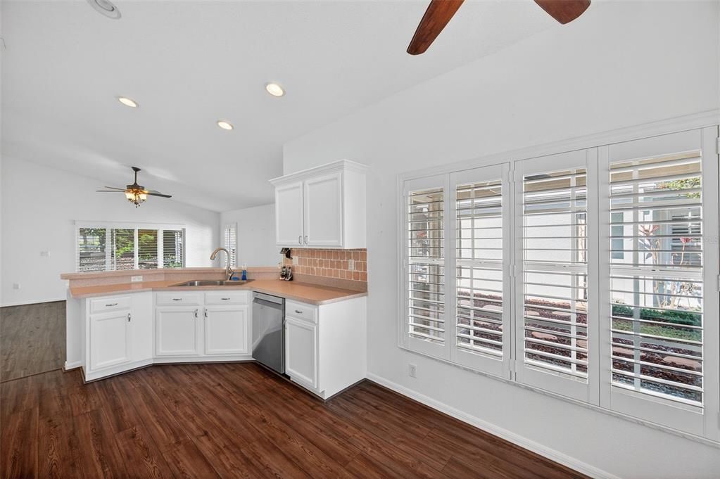 For Sale: $325,000 (2 beds, 2 baths, 1280 Square Feet)