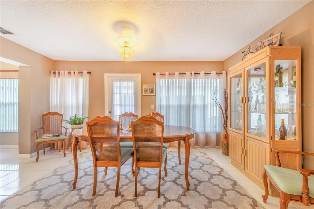 En Venta: $280,000 (2 camas, 2 baños, 1747 Pies cuadrados)