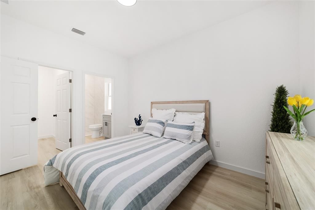 На продажу: $235,000 (2 спален, 2 ванн, 1226 Квадратных фут)