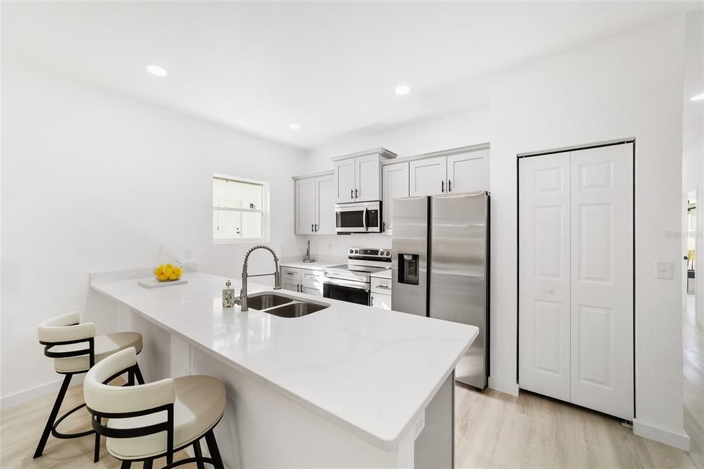 На продажу: $235,000 (2 спален, 2 ванн, 1226 Квадратных фут)