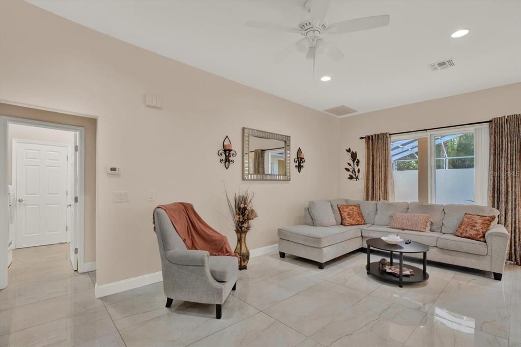 En Venta: $450,000 (3 camas, 3 baños, 2087 Pies cuadrados)