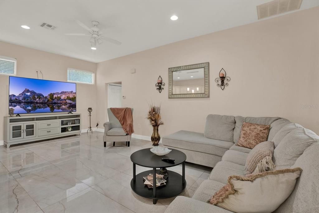 En Venta: $450,000 (3 camas, 3 baños, 2087 Pies cuadrados)