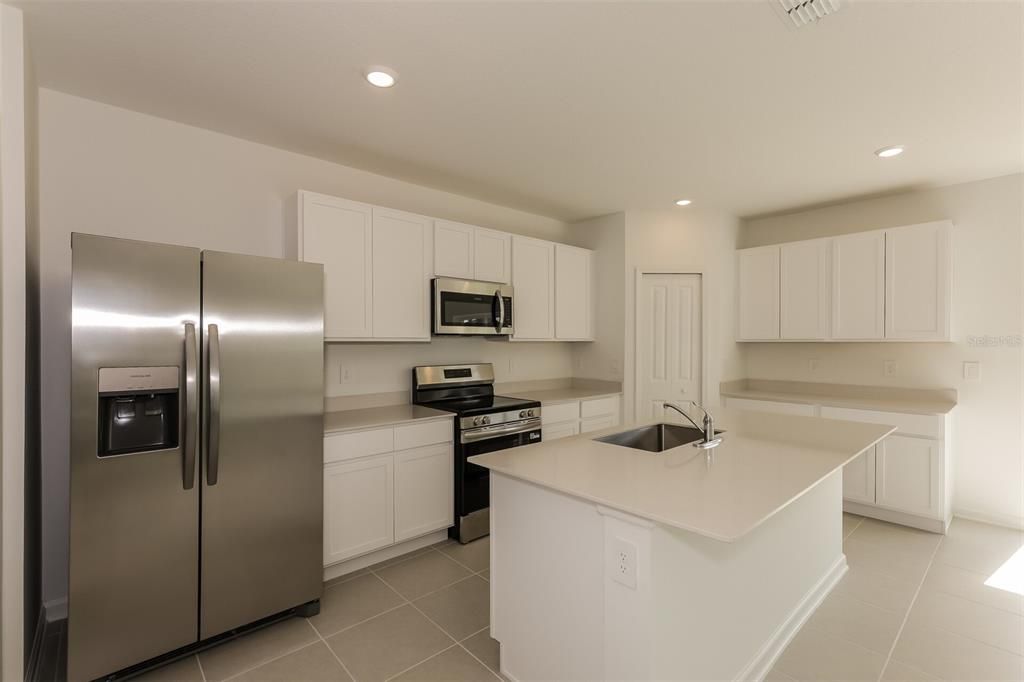 В аренду: $2,075 (5 спален, 2 ванн, 2112 Квадратных фут)