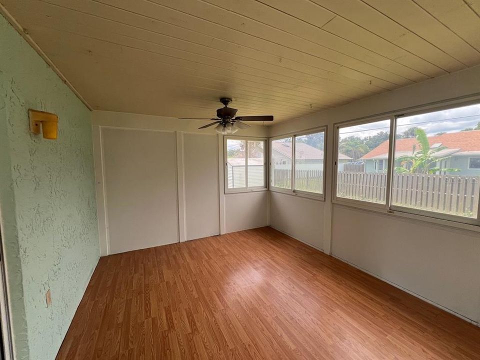 For Sale: $259,900 (3 beds, 2 baths, 1372 Square Feet)