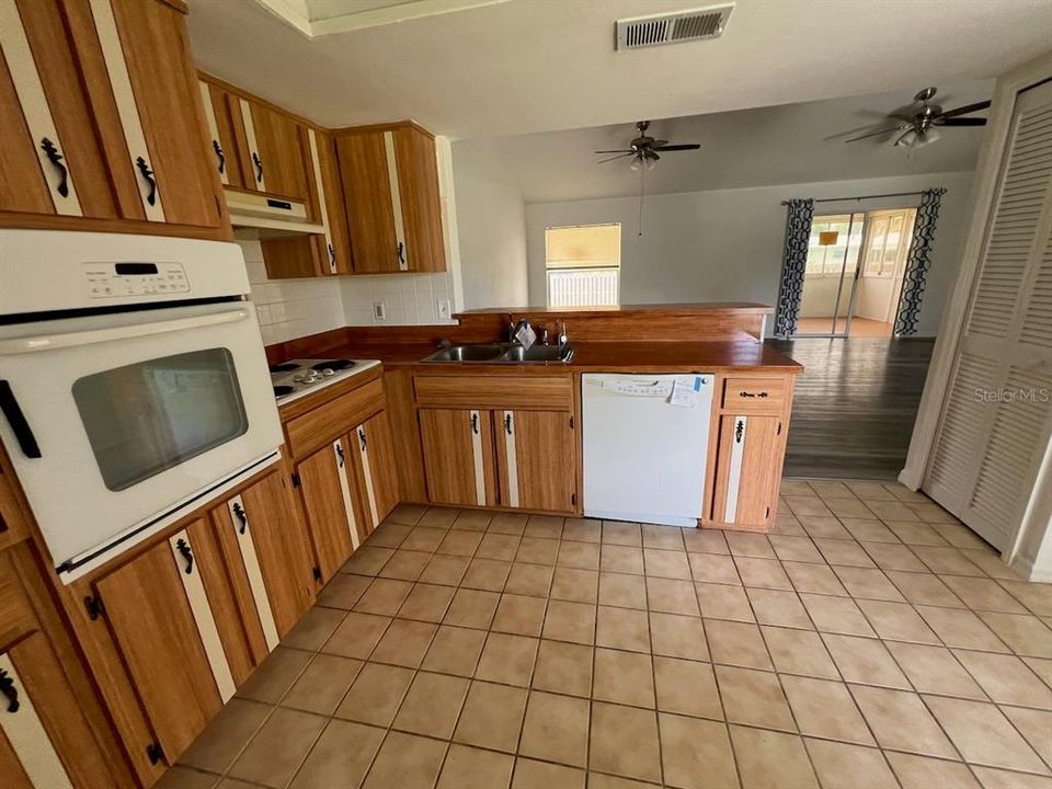 For Sale: $259,900 (3 beds, 2 baths, 1372 Square Feet)