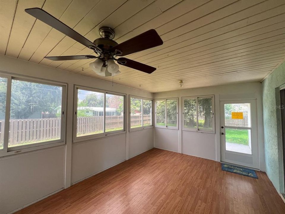 For Sale: $259,900 (3 beds, 2 baths, 1372 Square Feet)