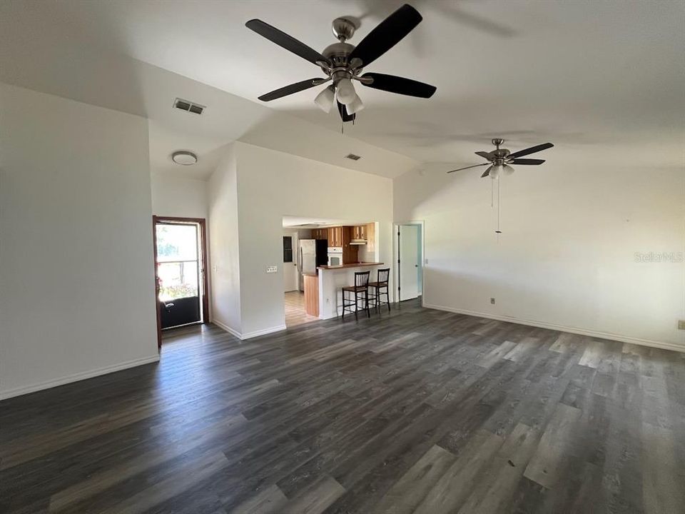 For Sale: $259,900 (3 beds, 2 baths, 1372 Square Feet)