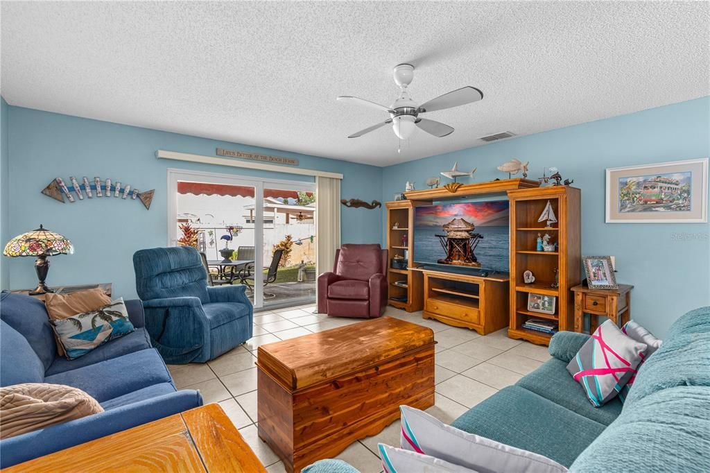 En Venta: $245,000 (2 camas, 2 baños, 1295 Pies cuadrados)