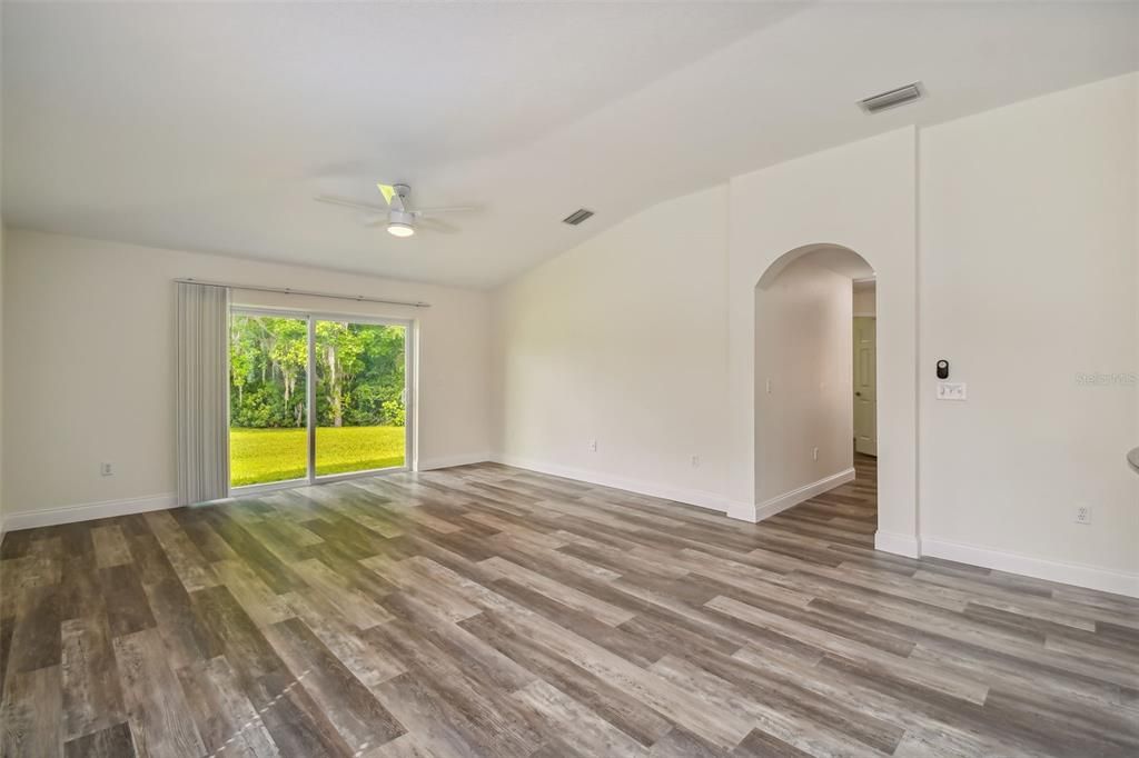 出租: $2,600 (4 贝兹, 2 浴室, 1971 平方英尺)