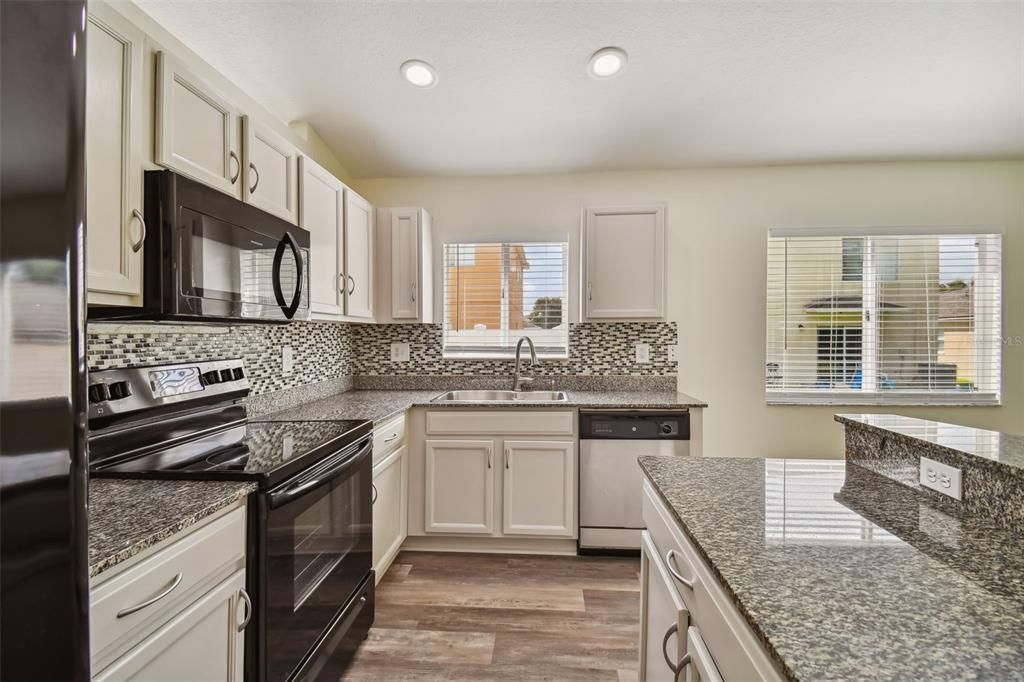 出租: $2,600 (4 贝兹, 2 浴室, 1971 平方英尺)