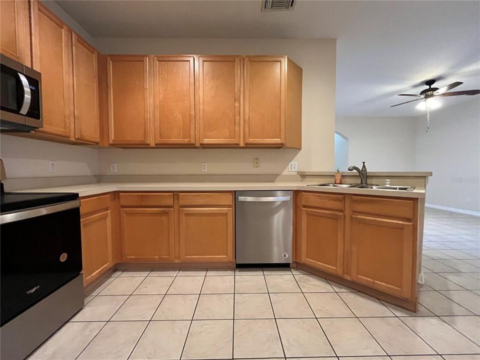 For Rent: $2,499 (3 beds, 2 baths, 1537 Square Feet)