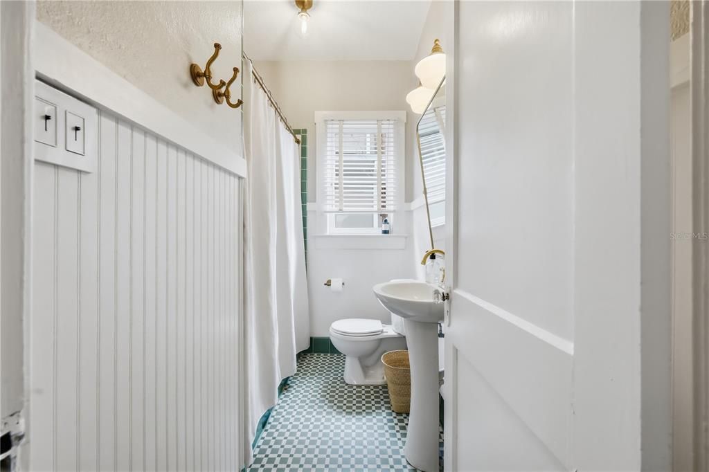 For Rent: $3,500 (3 beds, 2 baths, 1382 Square Feet)