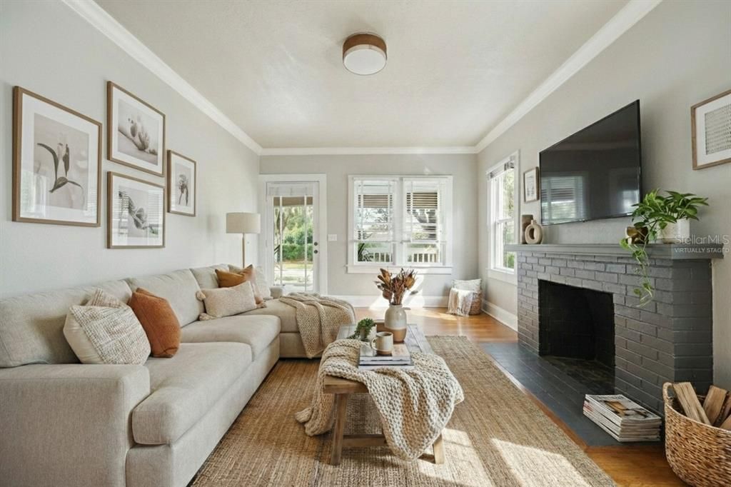 For Rent: $3,500 (3 beds, 2 baths, 1382 Square Feet)