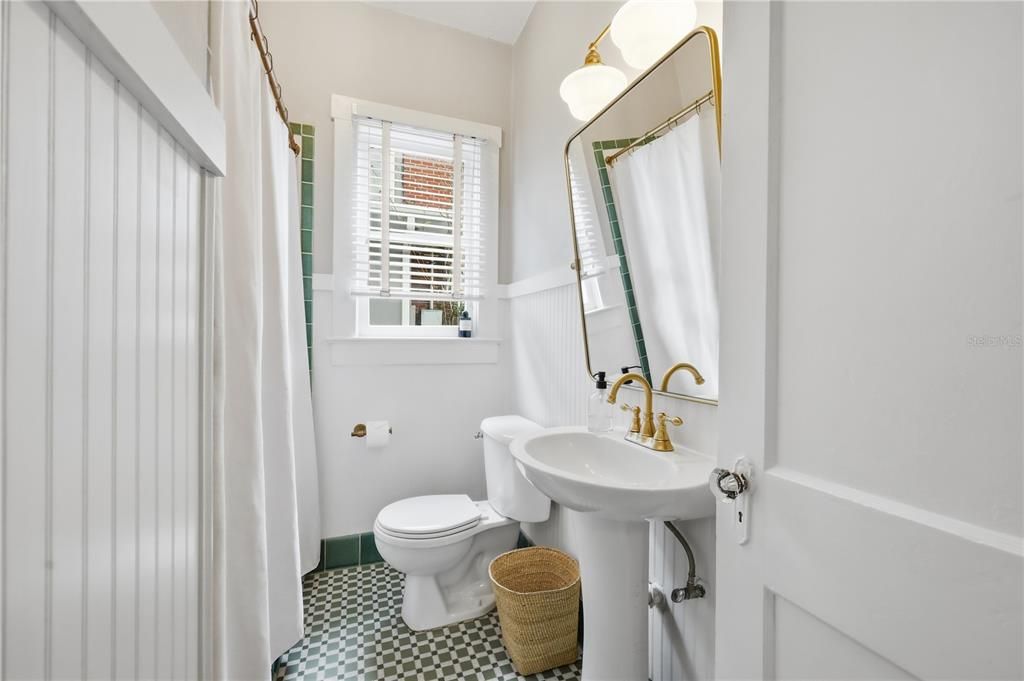 For Rent: $3,500 (3 beds, 2 baths, 1382 Square Feet)