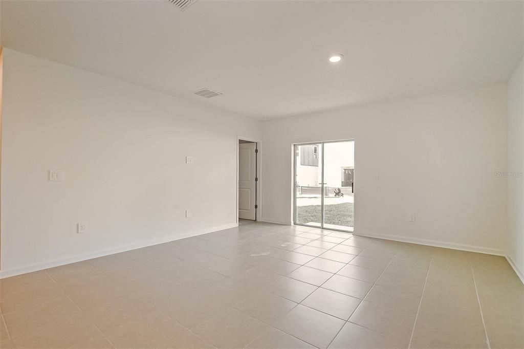 For Rent: $2,175 (5 beds, 2 baths, 2326 Square Feet)