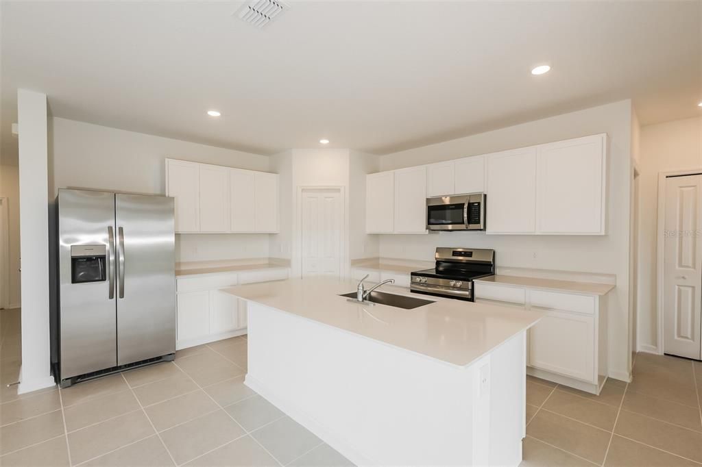 В аренду: $2,275 (6 спален, 3 ванн, 2463 Квадратных фут)