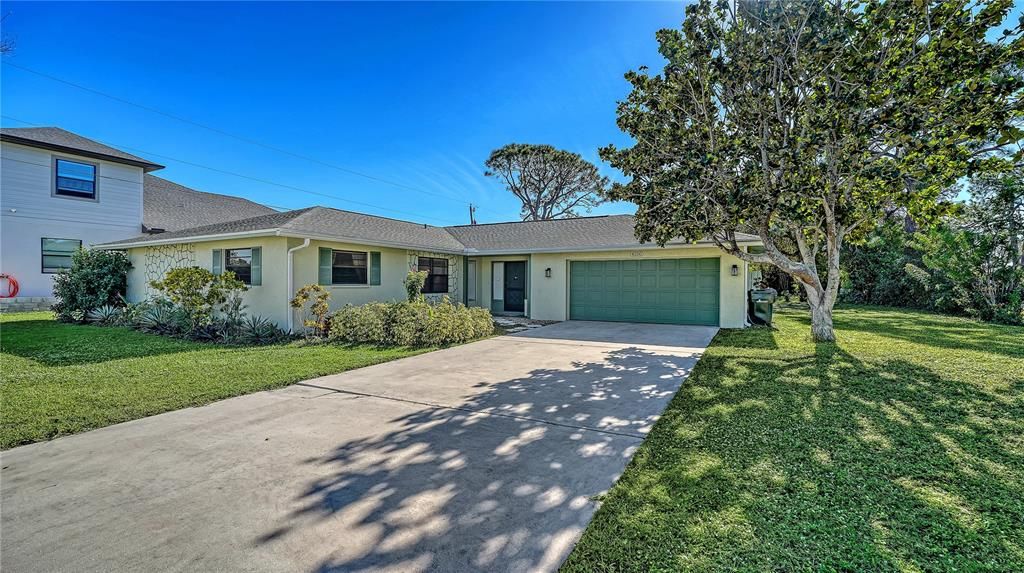 For Sale: $399,000 (2 beds, 2 baths, 1618 Square Feet)