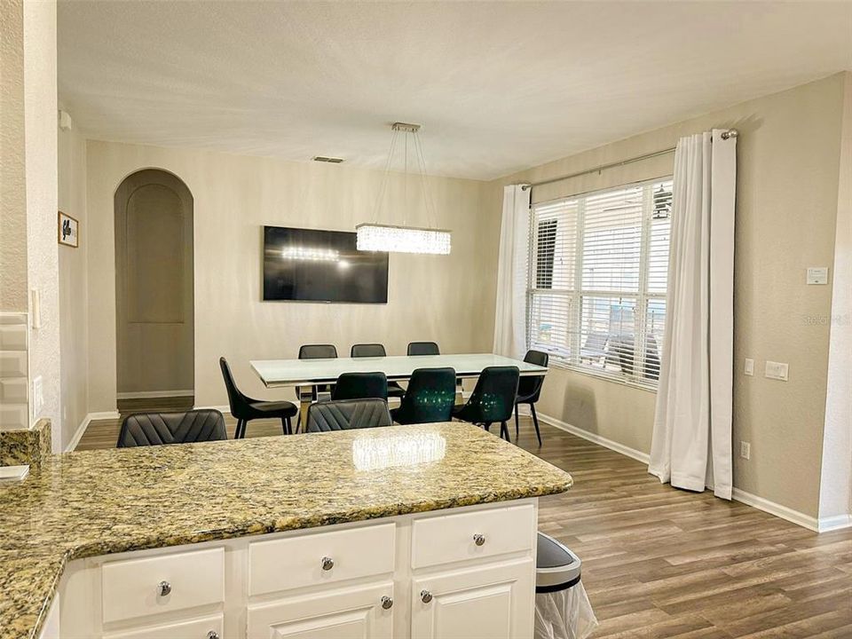 For Sale: $750,000 (6 beds, 4 baths, 2812 Square Feet)