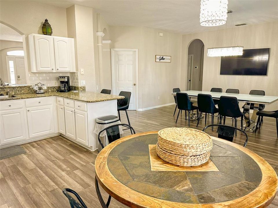 For Sale: $750,000 (6 beds, 4 baths, 2812 Square Feet)