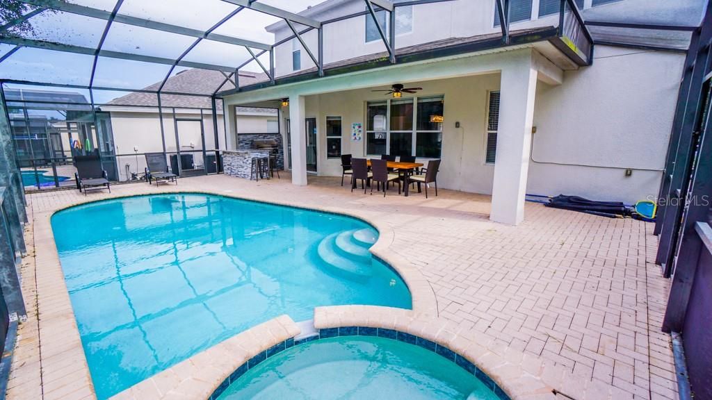 For Sale: $750,000 (6 beds, 4 baths, 2812 Square Feet)