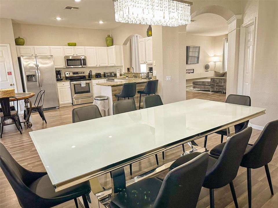 For Sale: $750,000 (6 beds, 4 baths, 2812 Square Feet)