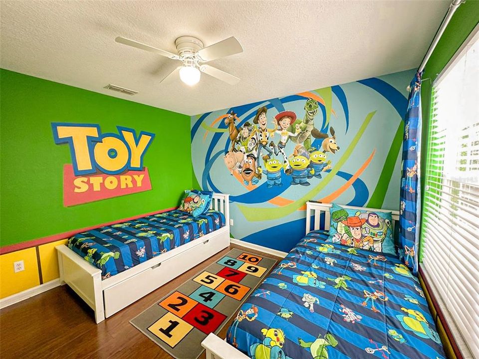 For Sale: $750,000 (6 beds, 4 baths, 2812 Square Feet)