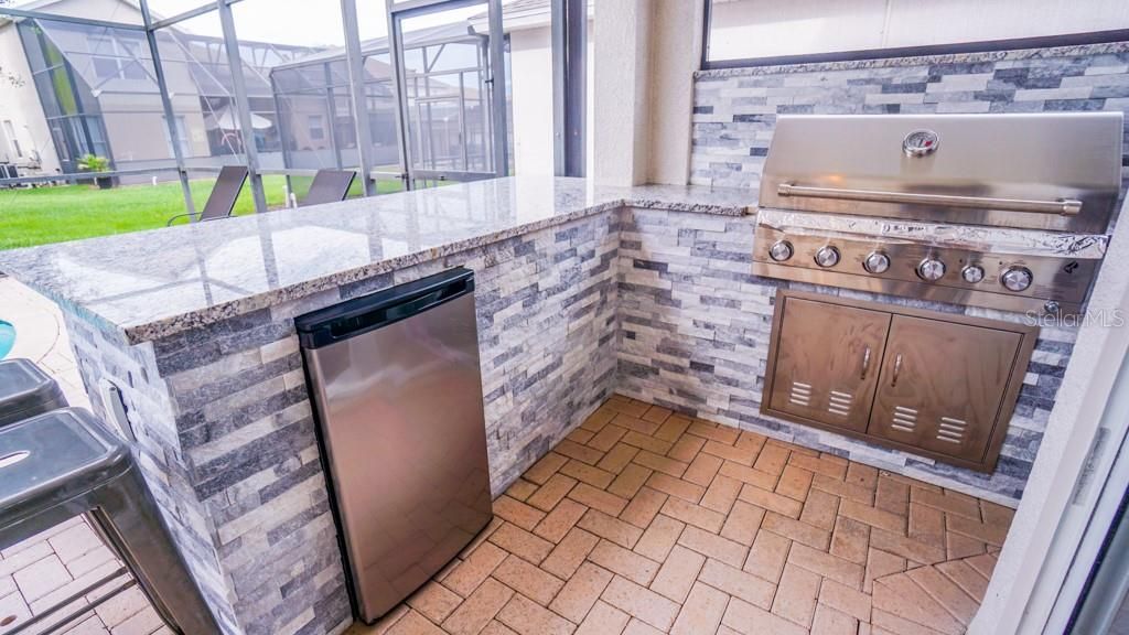 For Sale: $750,000 (6 beds, 4 baths, 2812 Square Feet)