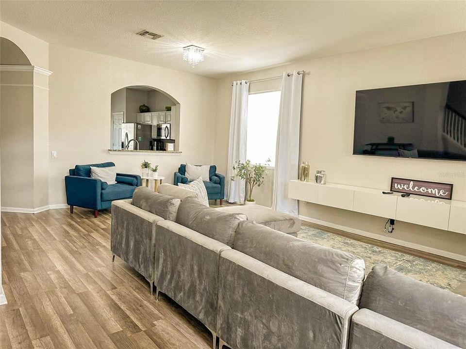 For Sale: $750,000 (6 beds, 4 baths, 2812 Square Feet)