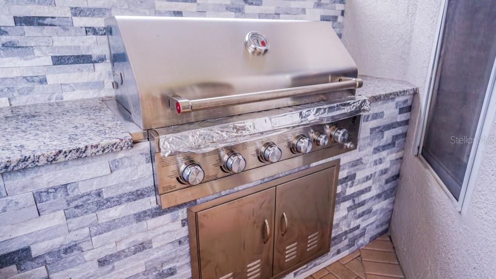 For Sale: $750,000 (6 beds, 4 baths, 2812 Square Feet)