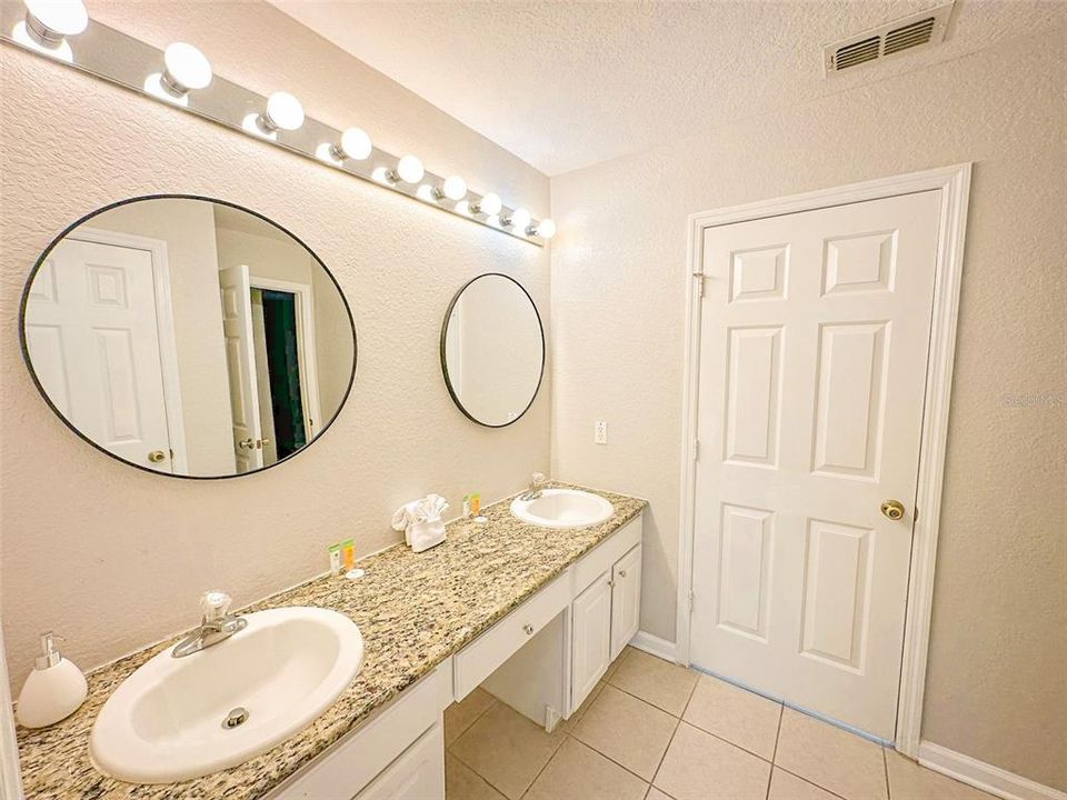 For Sale: $750,000 (6 beds, 4 baths, 2812 Square Feet)