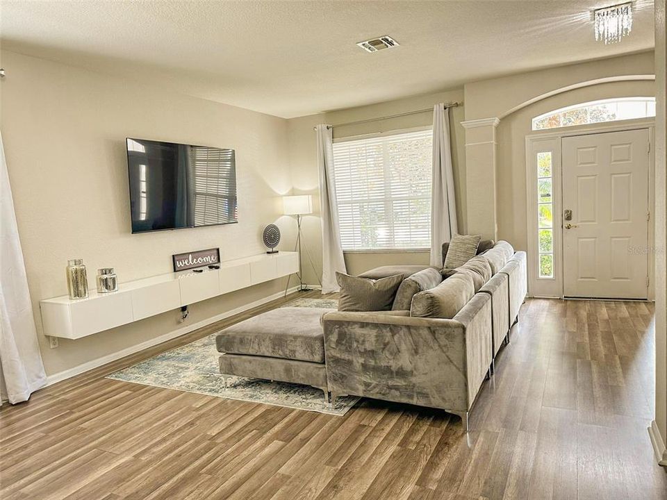 For Sale: $750,000 (6 beds, 4 baths, 2812 Square Feet)