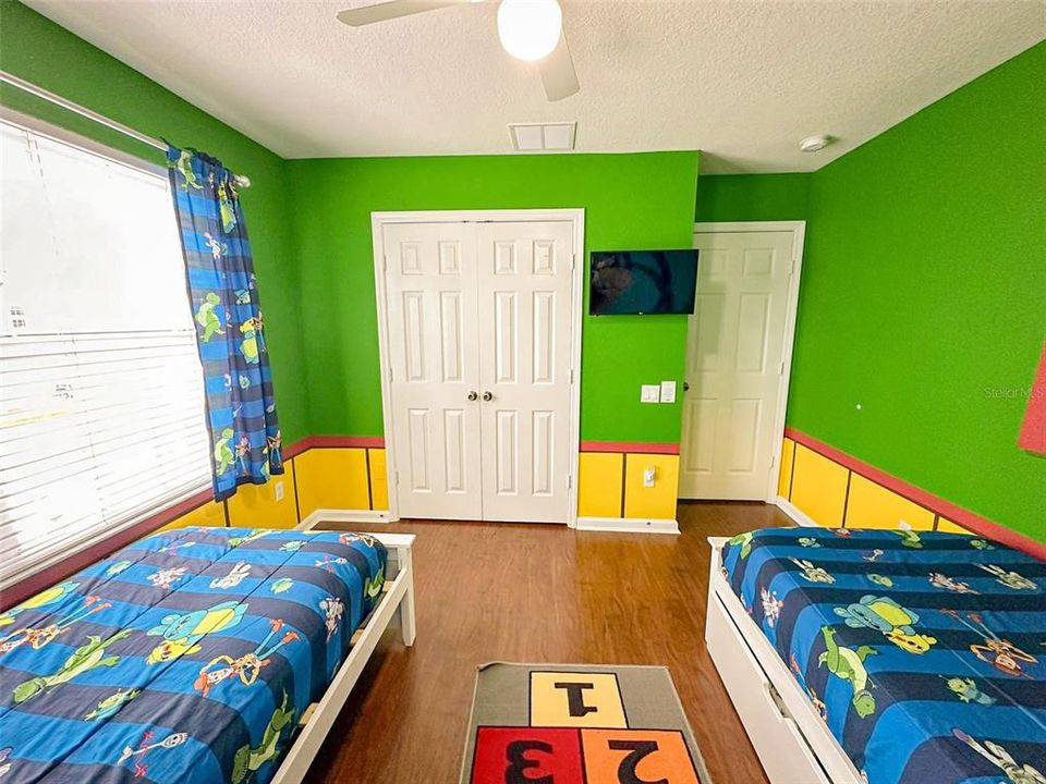 For Sale: $750,000 (6 beds, 4 baths, 2812 Square Feet)