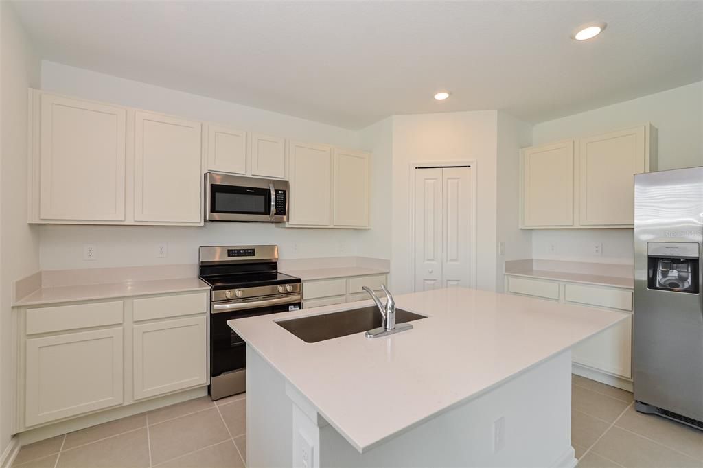 En Renta: $2,225 (5 camas, 3 baños, 2451 Pies cuadrados)