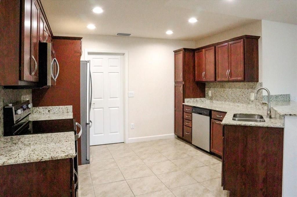 For Sale: $165,900 (2 beds, 2 baths, 1451 Square Feet)