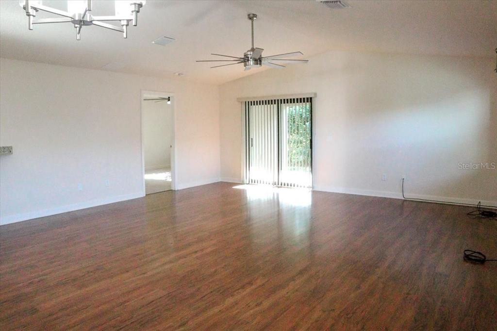 For Sale: $165,900 (2 beds, 2 baths, 1451 Square Feet)