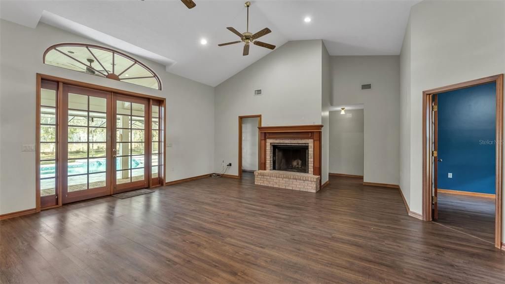 En Venta: $650,000 (4 camas, 2 baños, 2309 Pies cuadrados)