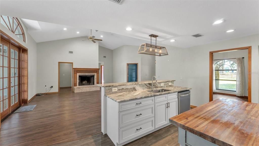 En Venta: $650,000 (4 camas, 2 baños, 2309 Pies cuadrados)