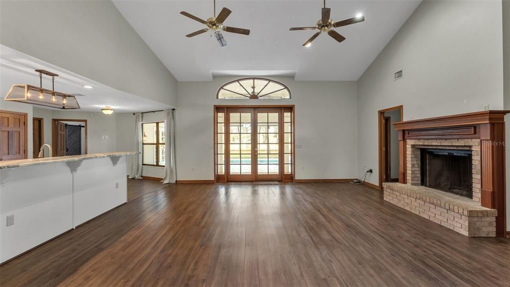 En Venta: $650,000 (4 camas, 2 baños, 2309 Pies cuadrados)