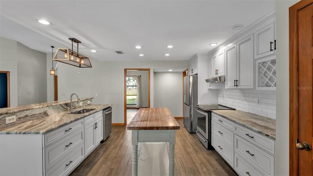 En Venta: $650,000 (4 camas, 2 baños, 2309 Pies cuadrados)