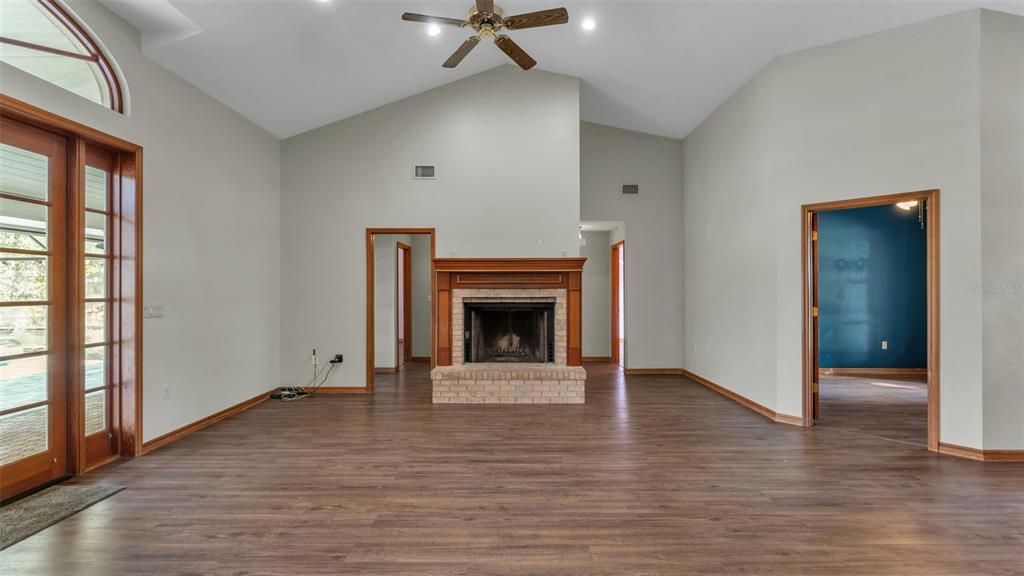 En Venta: $650,000 (4 camas, 2 baños, 2309 Pies cuadrados)