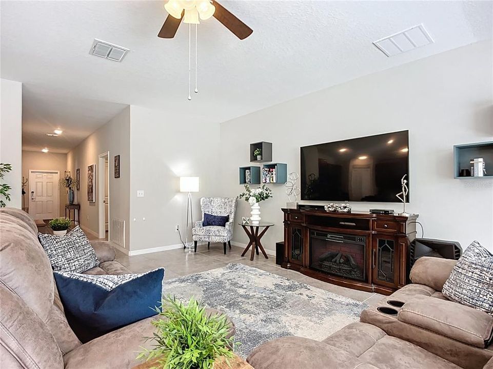 待售: $358,000 (4 贝兹, 2 浴室, 1918 平方英尺)