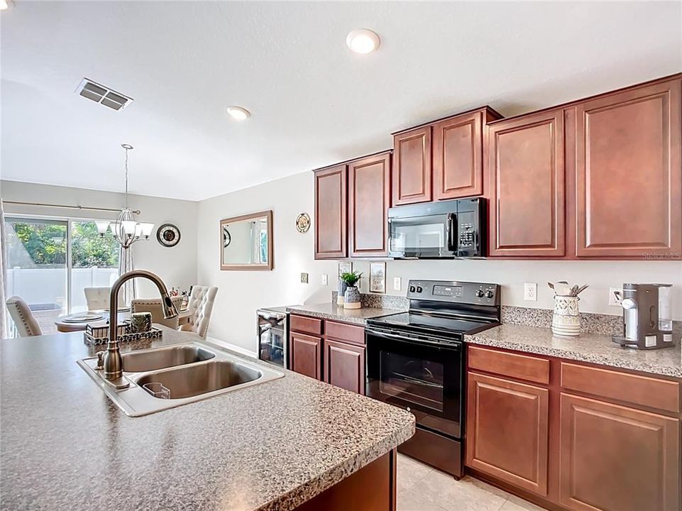 待售: $358,000 (4 贝兹, 2 浴室, 1918 平方英尺)