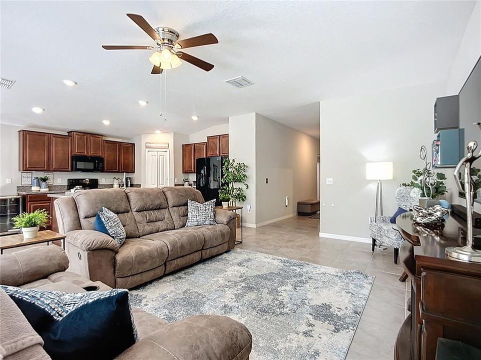 待售: $358,000 (4 贝兹, 2 浴室, 1918 平方英尺)