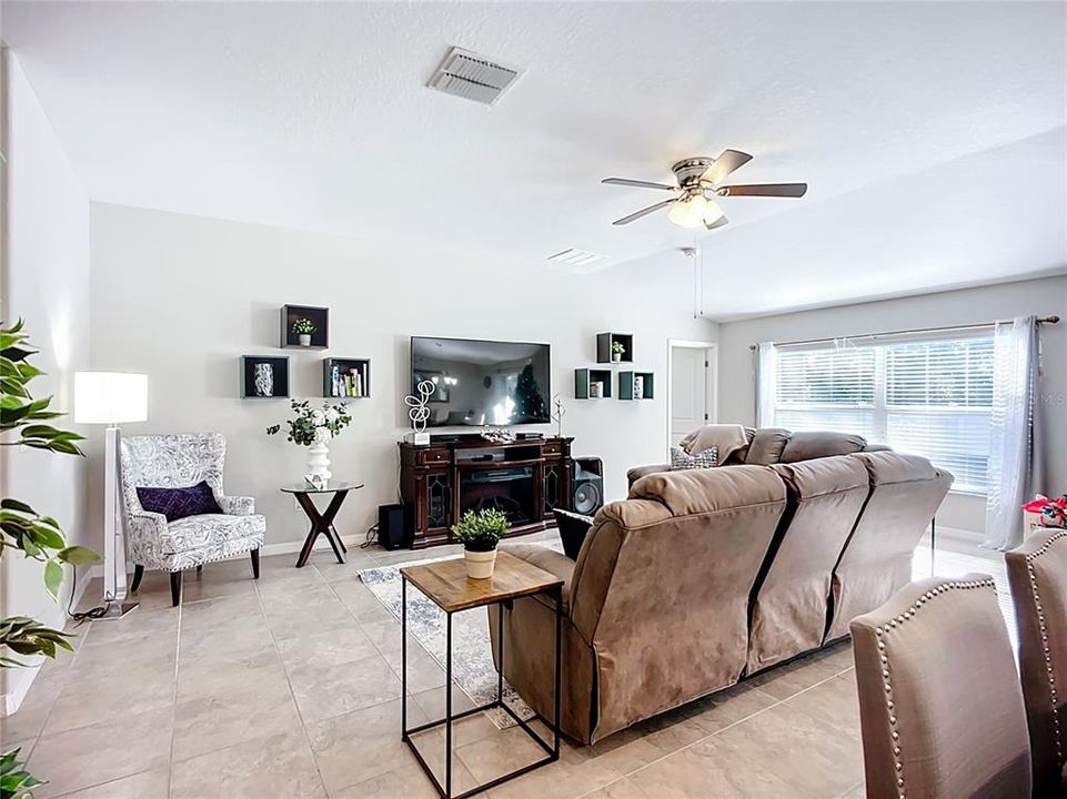 待售: $358,000 (4 贝兹, 2 浴室, 1918 平方英尺)