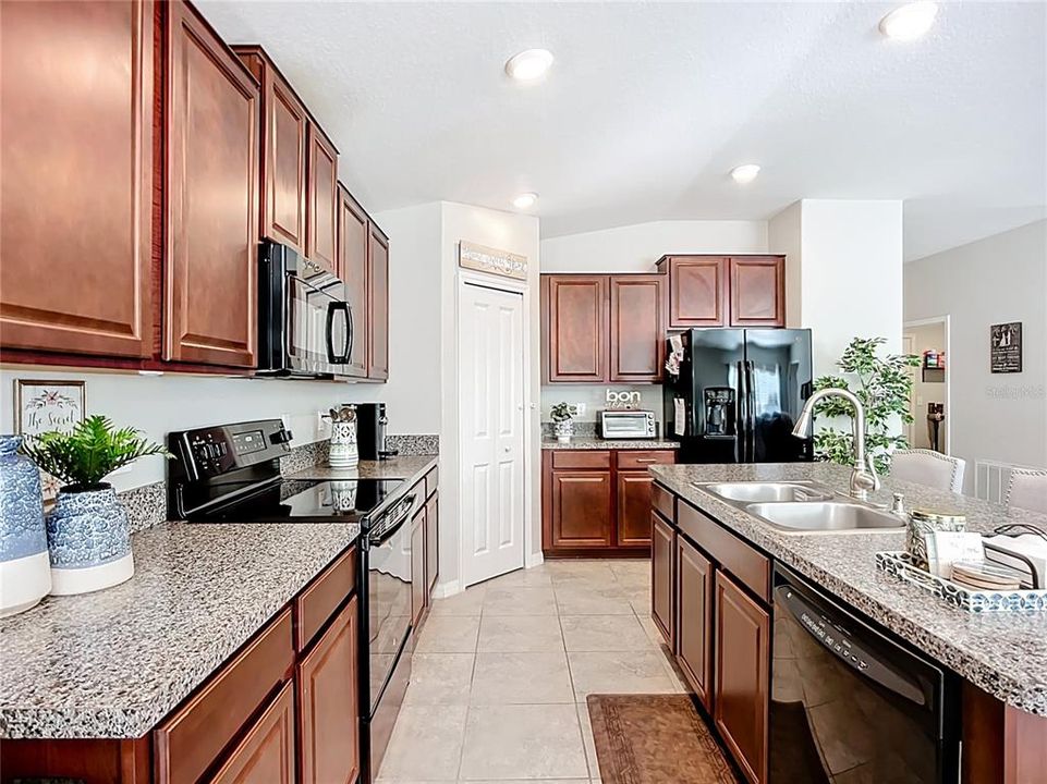 待售: $358,000 (4 贝兹, 2 浴室, 1918 平方英尺)