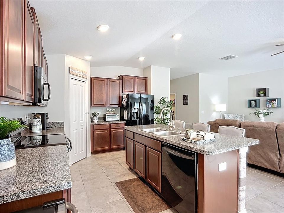 待售: $358,000 (4 贝兹, 2 浴室, 1918 平方英尺)