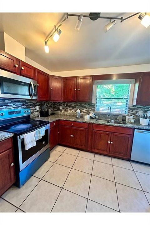 На продажу: $340,000 (4 спален, 2 ванн, 1683 Квадратных фут)