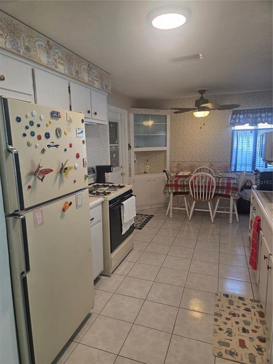 For Sale: $370,000 (2 beds, 2 baths, 1060 Square Feet)
